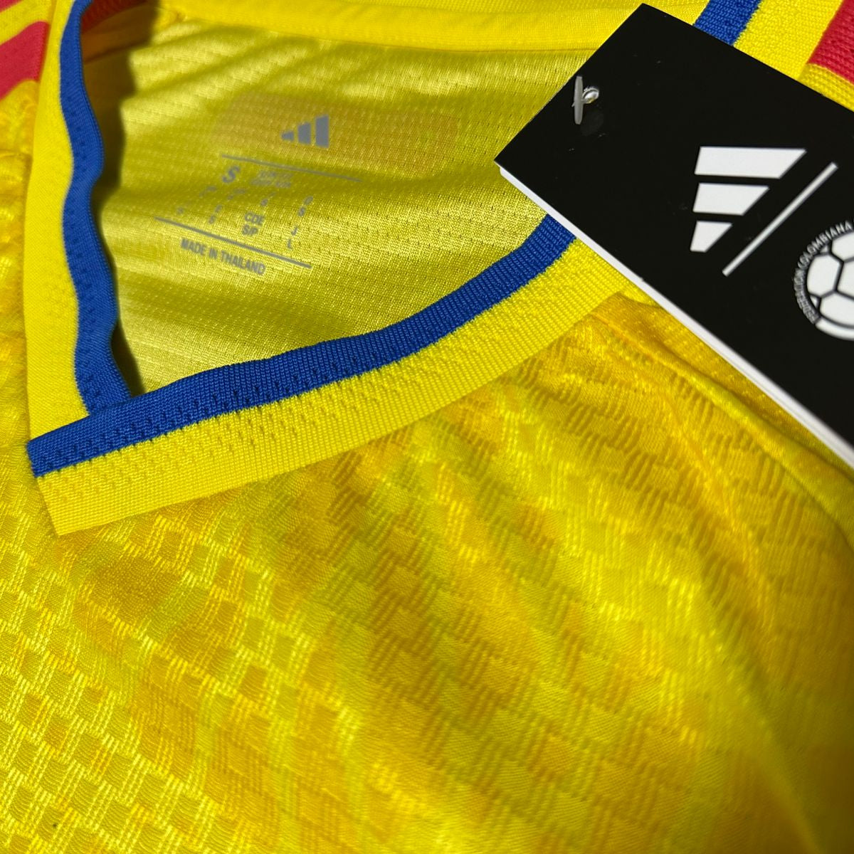 CAMISETA COLOMBIA MUNDIAL 2026 CON CAJA